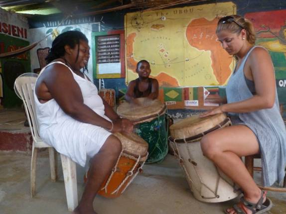 Tentando aprender o envolvente ritmo garifuna em Livingston, no litoral da Guatemala
